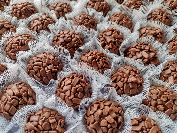 Brigadeiros enrolados um a um, com granulado de chocolate